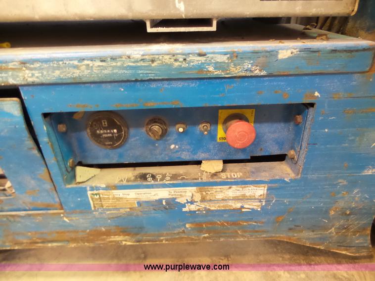 image for item L6064 2005 Genie GR15 scissor lift