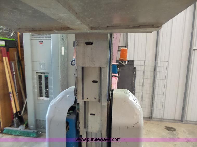 image for item L6064 2005 Genie GR15 scissor lift