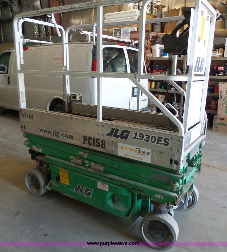 image for item L6066 2005 JLG 1930ES scissor lift