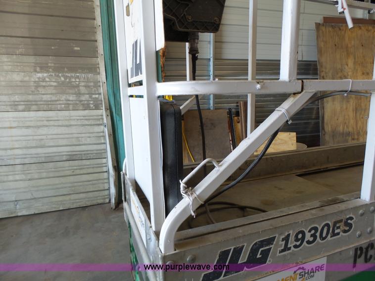 image for item L6066 2005 JLG 1930ES scissor lift