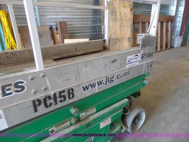 image for item L6066 2005 JLG 1930ES scissor lift