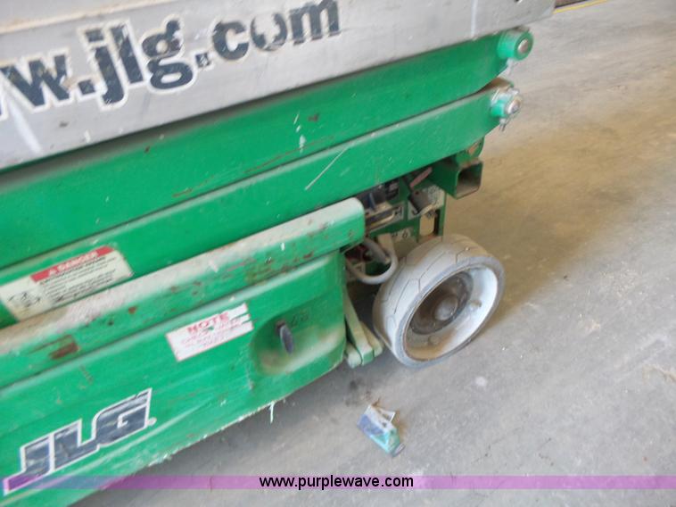 image for item L6066 2005 JLG 1930ES scissor lift