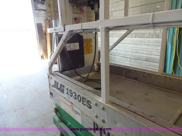 image for item L6066 2005 JLG 1930ES scissor lift