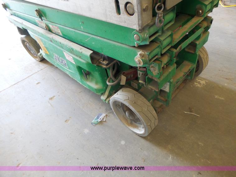 image for item L6066 2005 JLG 1930ES scissor lift