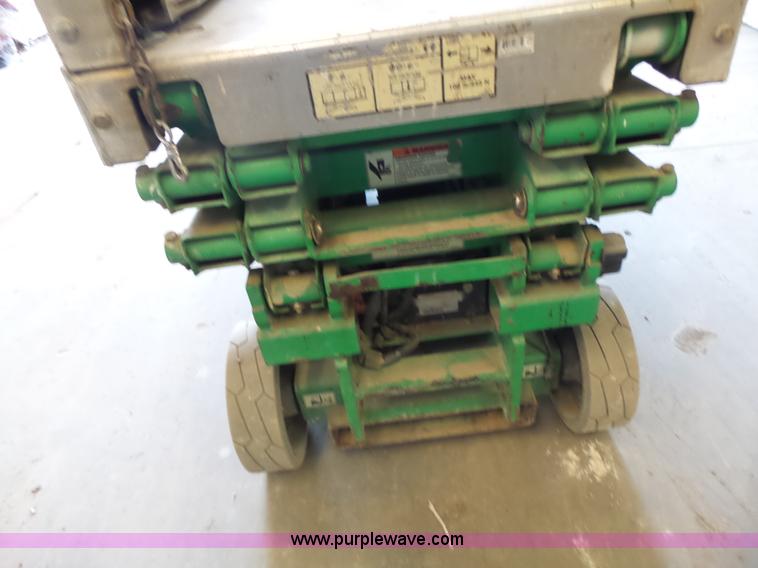 image for item L6066 2005 JLG 1930ES scissor lift