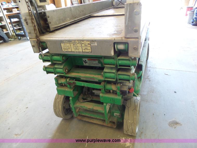 image for item L6066 2005 JLG 1930ES scissor lift