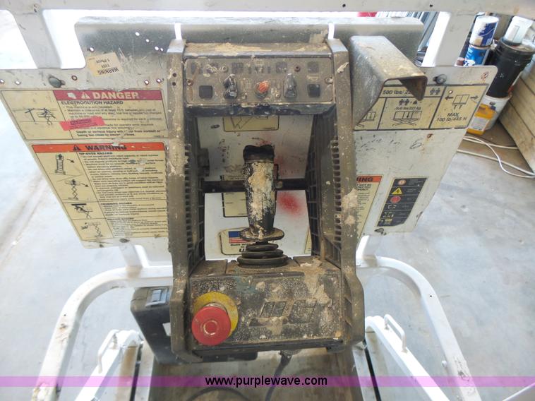 image for item L6066 2005 JLG 1930ES scissor lift