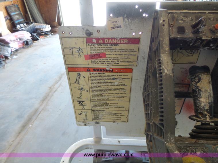 image for item L6066 2005 JLG 1930ES scissor lift