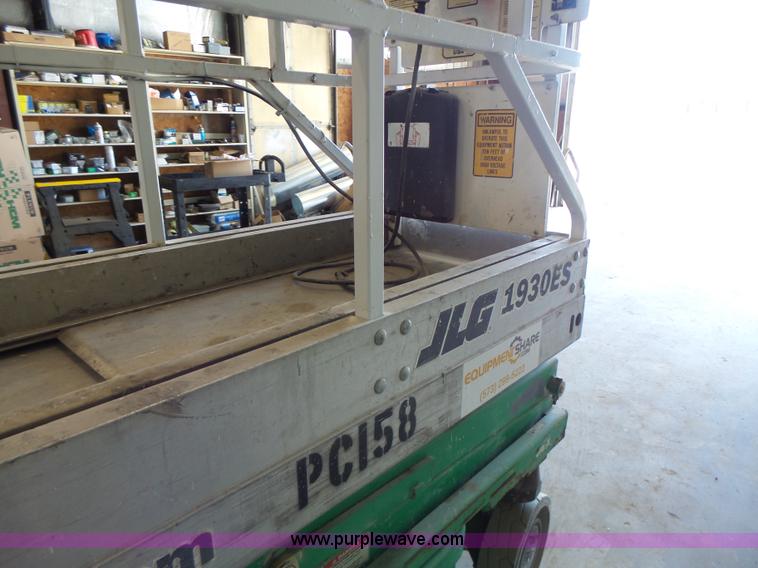 image for item L6066 2005 JLG 1930ES scissor lift