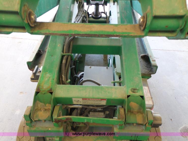 image for item L6066 2005 JLG 1930ES scissor lift