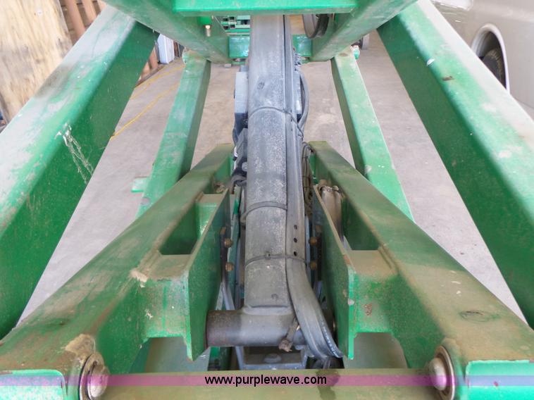 image for item L6066 2005 JLG 1930ES scissor lift