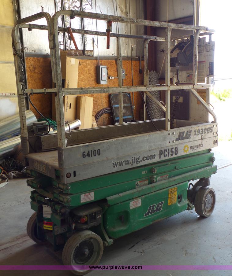 image for item L6067 2005 JLG 1930ES scissor lift