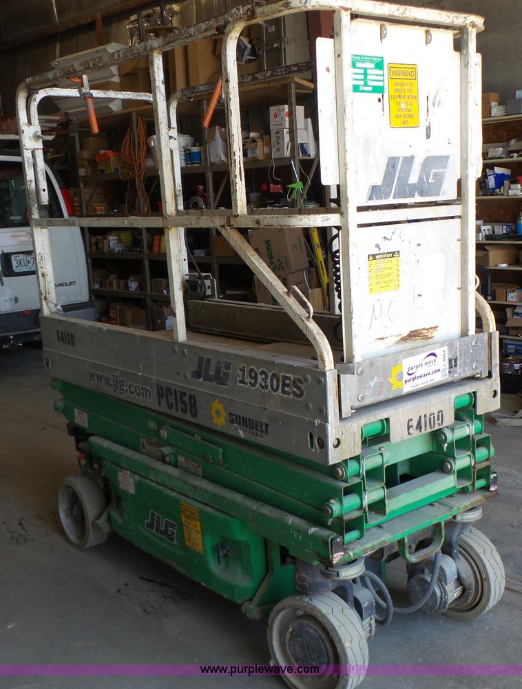 image for item L6067 2005 JLG 1930ES scissor lift