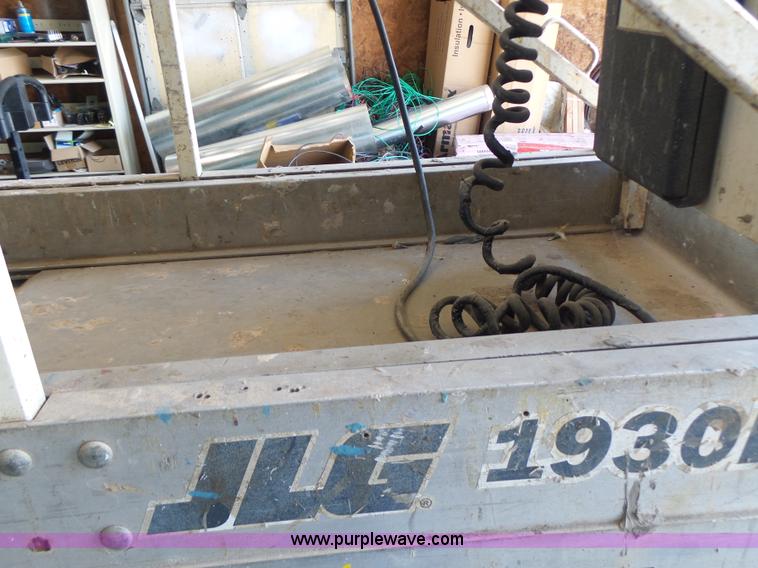 image for item L6067 2005 JLG 1930ES scissor lift