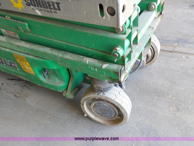 image for item L6067 2005 JLG 1930ES scissor lift