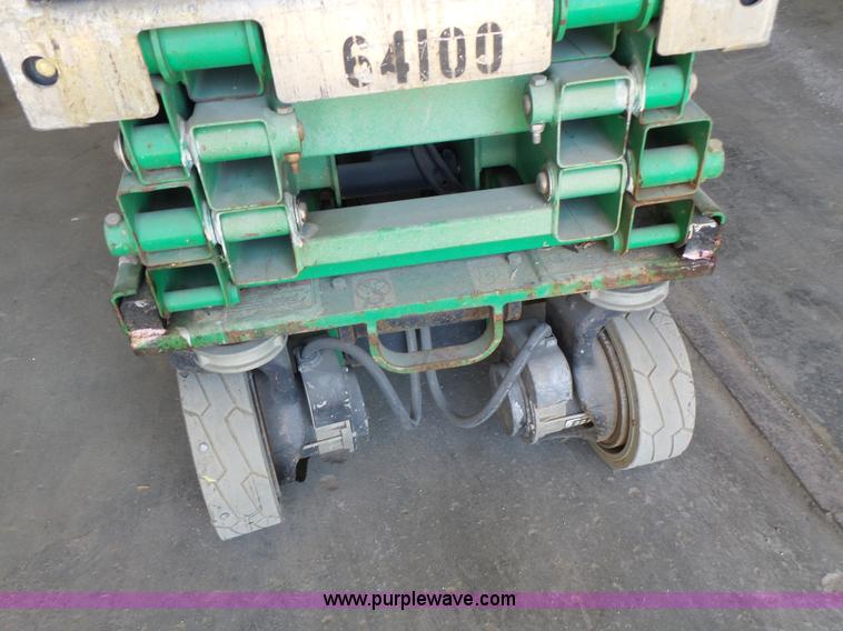 image for item L6067 2005 JLG 1930ES scissor lift