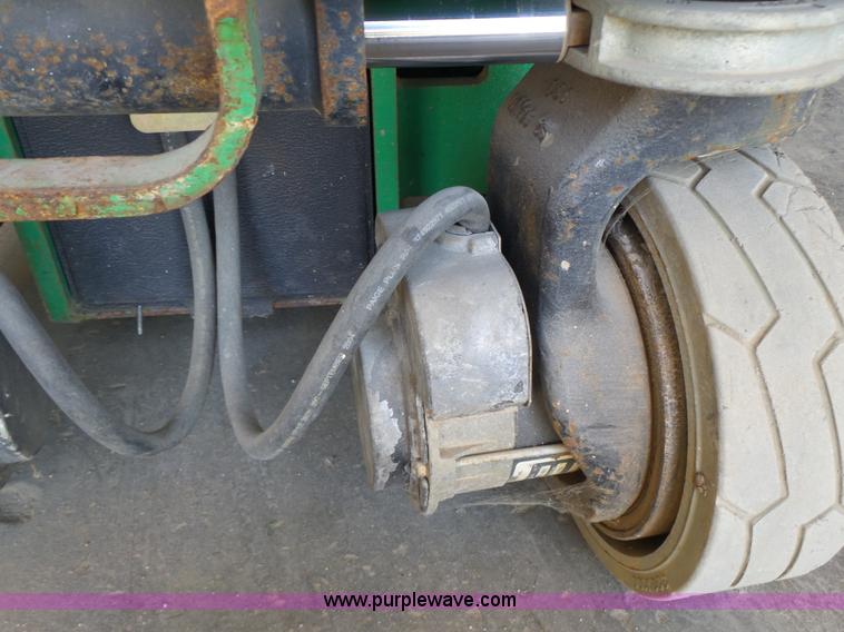 image for item L6067 2005 JLG 1930ES scissor lift