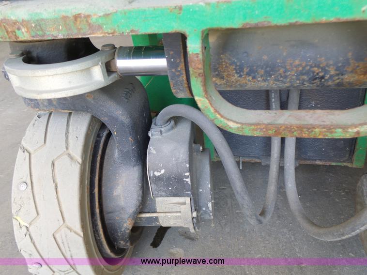 image for item L6067 2005 JLG 1930ES scissor lift