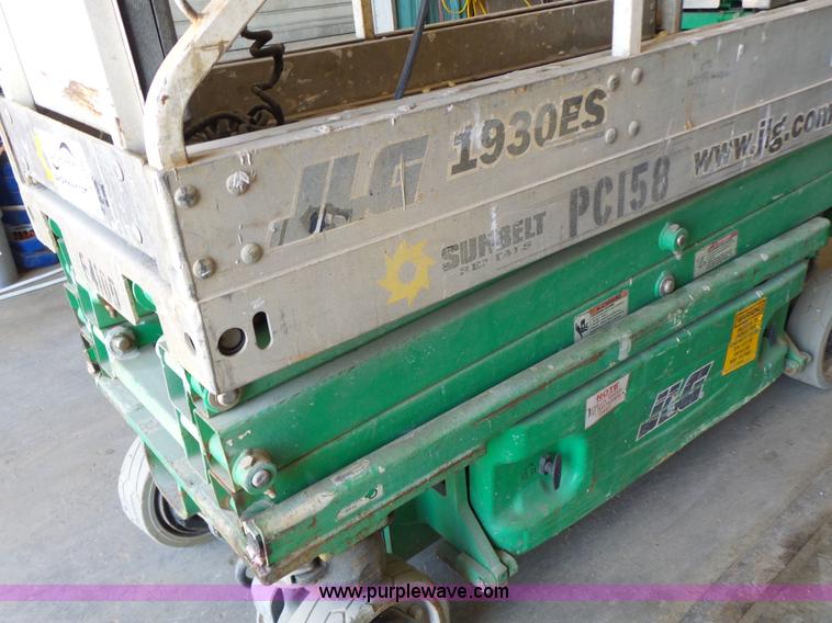 image for item L6067 2005 JLG 1930ES scissor lift
