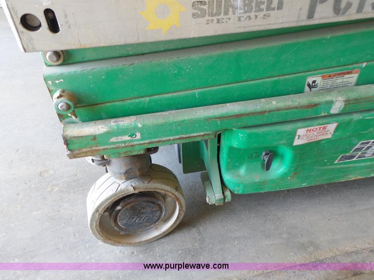 image for item L6067 2005 JLG 1930ES scissor lift