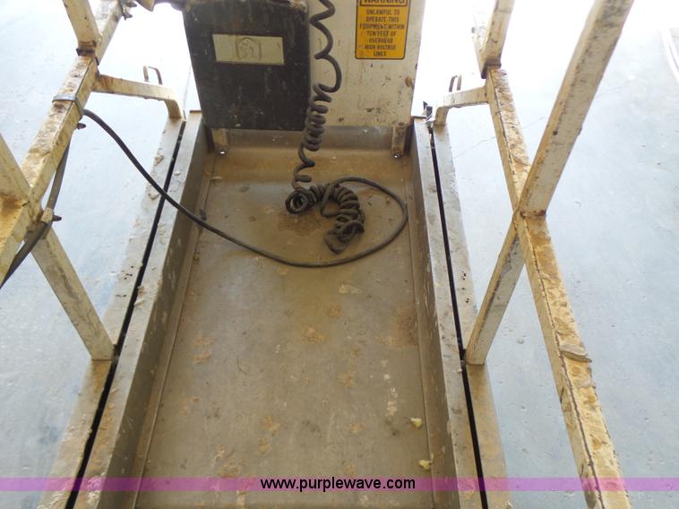 image for item L6067 2005 JLG 1930ES scissor lift