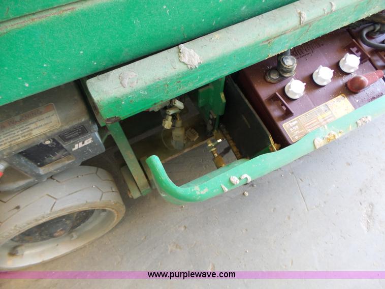 image for item L6067 2005 JLG 1930ES scissor lift