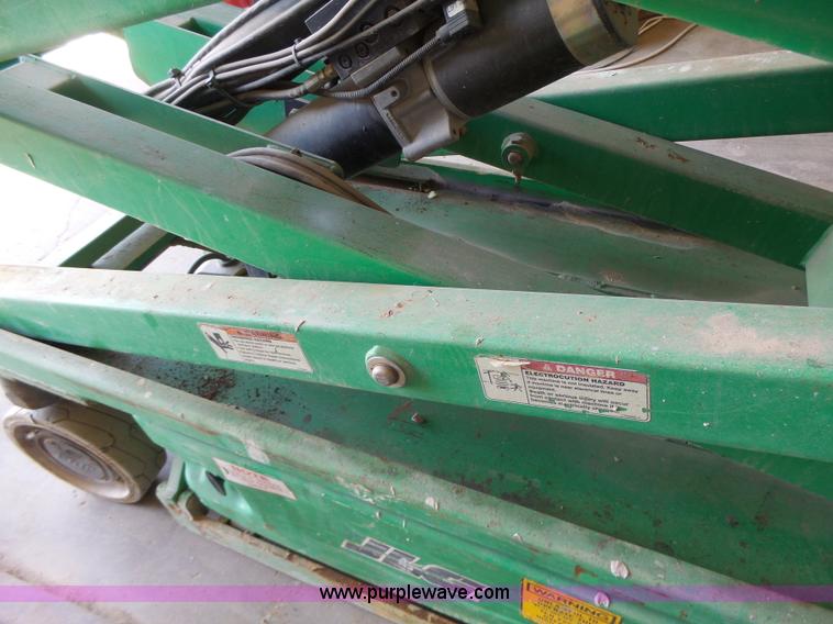 image for item L6067 2005 JLG 1930ES scissor lift