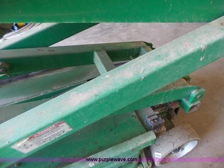 image for item L6067 2005 JLG 1930ES scissor lift