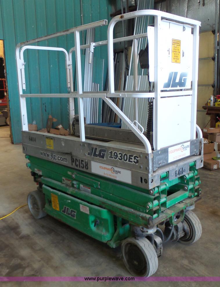 image for item L6068 2005 JLG 1930ES scissor lift