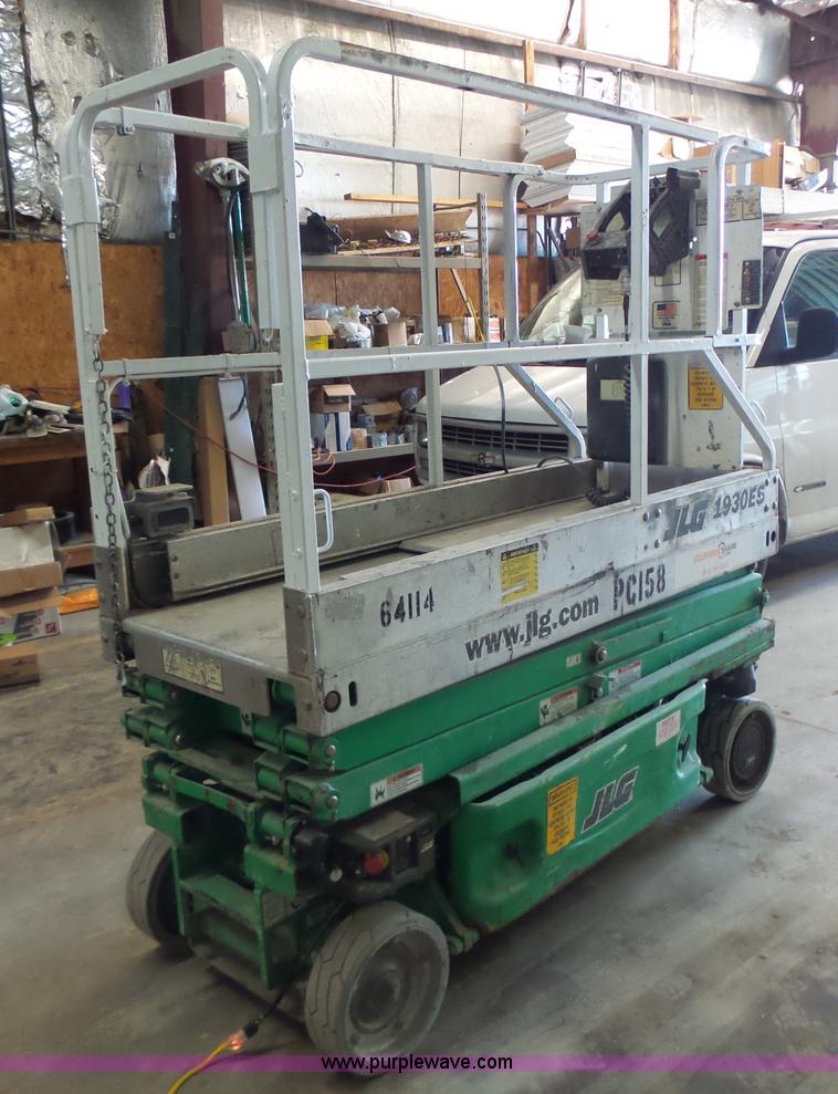 image for item L6068 2005 JLG 1930ES scissor lift