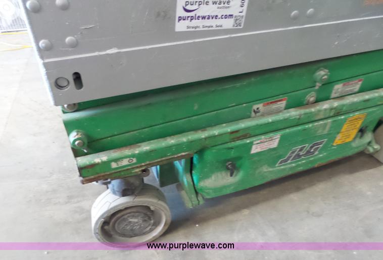 image for item L6068 2005 JLG 1930ES scissor lift