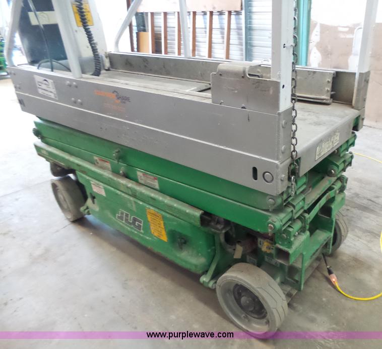 image for item L6068 2005 JLG 1930ES scissor lift