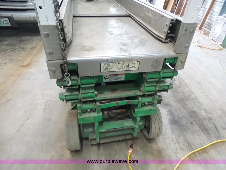 image for item L6068 2005 JLG 1930ES scissor lift