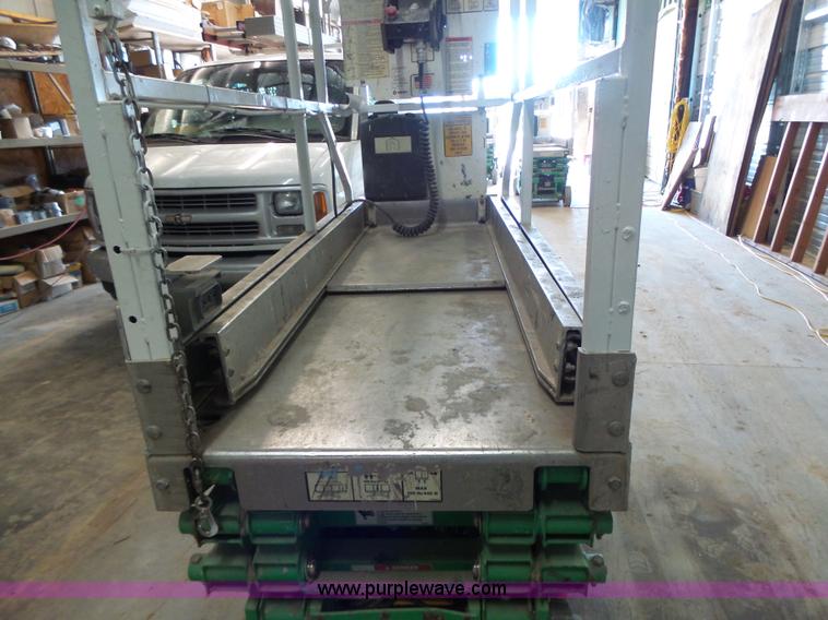 image for item L6068 2005 JLG 1930ES scissor lift