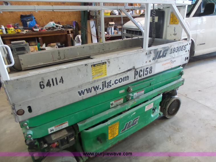 image for item L6068 2005 JLG 1930ES scissor lift