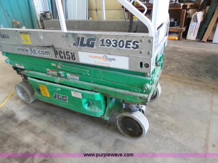 image for item L6068 2005 JLG 1930ES scissor lift