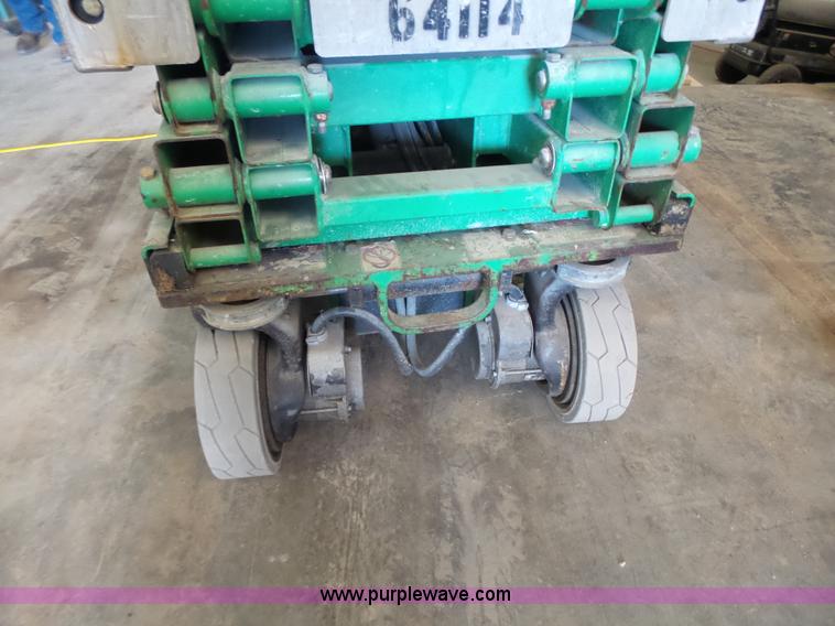 image for item L6068 2005 JLG 1930ES scissor lift