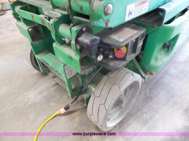 image for item L6068 2005 JLG 1930ES scissor lift