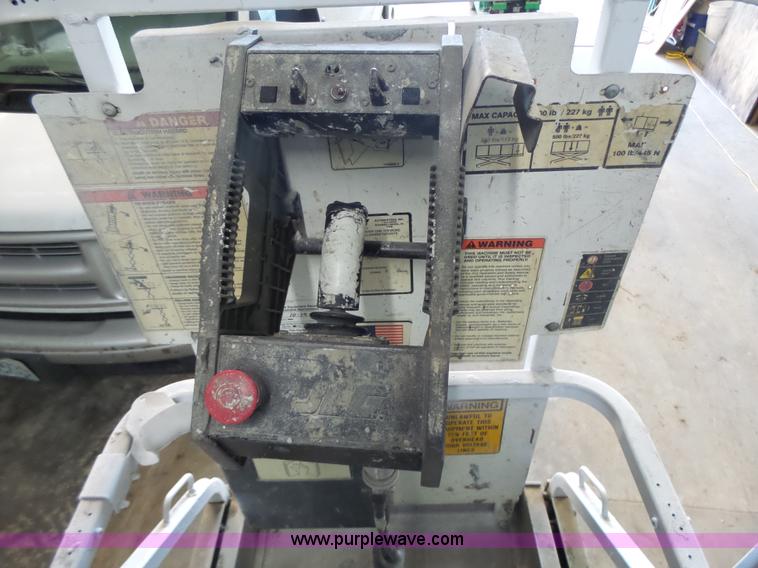 image for item L6068 2005 JLG 1930ES scissor lift