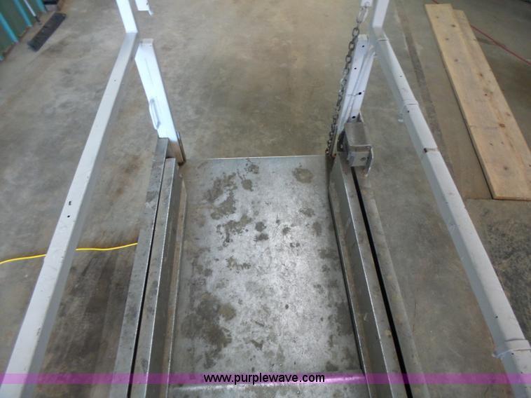 image for item L6068 2005 JLG 1930ES scissor lift