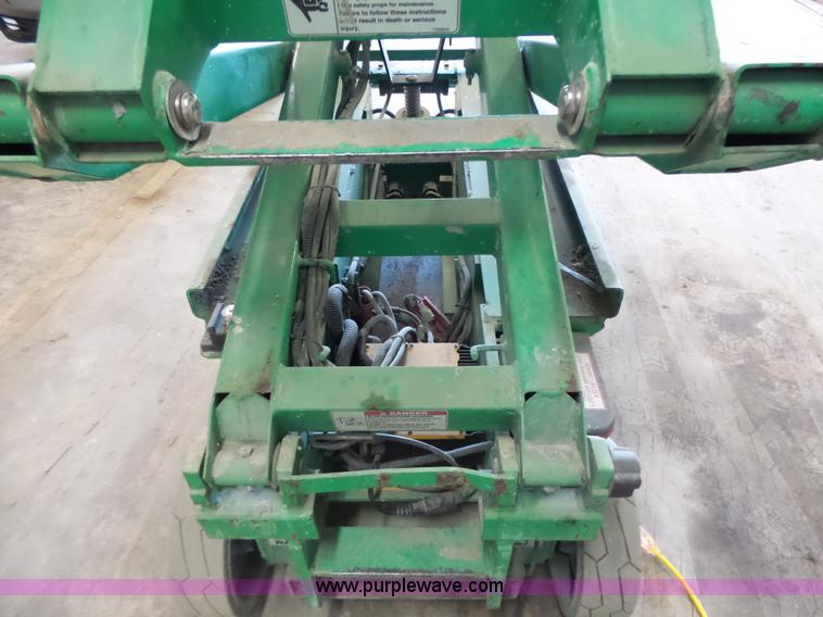 image for item L6068 2005 JLG 1930ES scissor lift