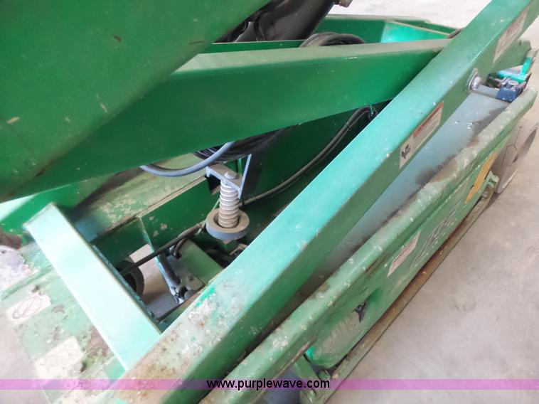 image for item L6068 2005 JLG 1930ES scissor lift