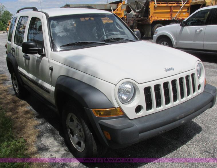 image for item L6073 2006 Jeep Liberty SUV