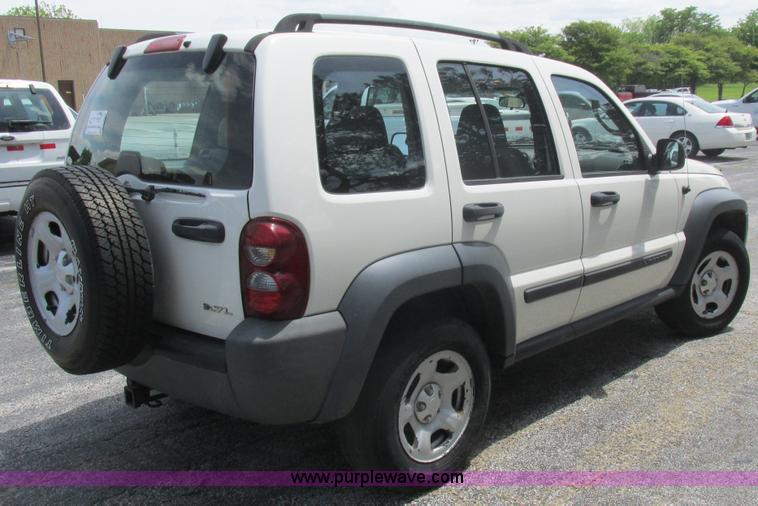 image for item L6073 2006 Jeep Liberty SUV