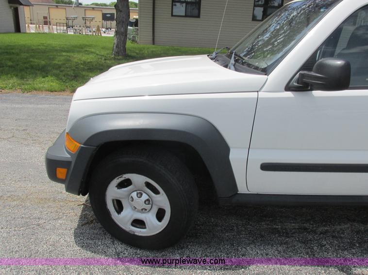image for item L6073 2006 Jeep Liberty SUV