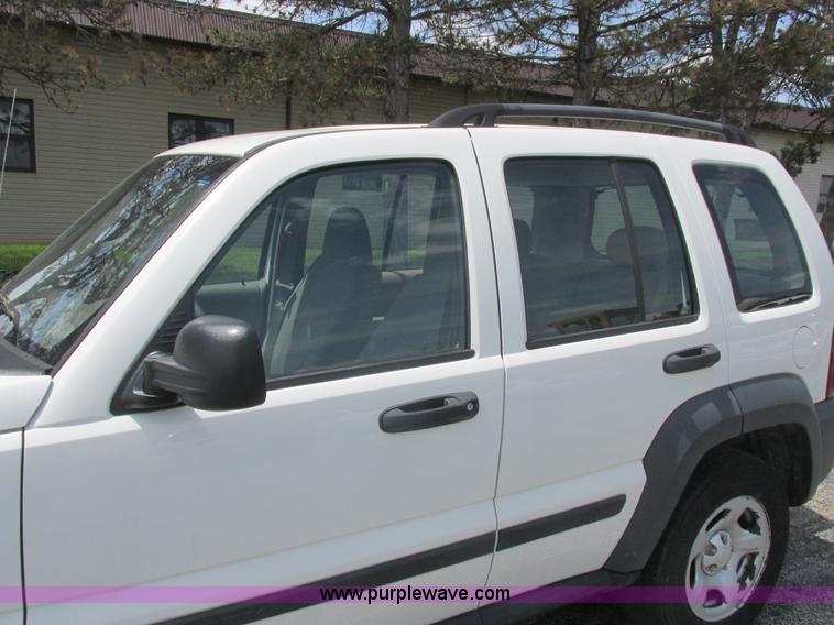 image for item L6073 2006 Jeep Liberty SUV