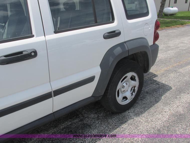 image for item L6073 2006 Jeep Liberty SUV