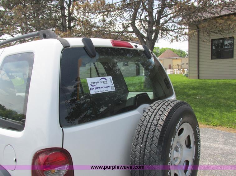 image for item L6073 2006 Jeep Liberty SUV