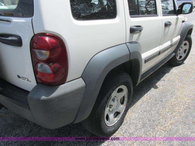 image for item L6073 2006 Jeep Liberty SUV