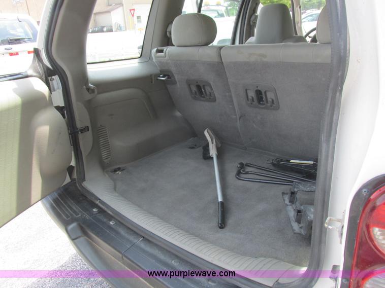 image for item L6073 2006 Jeep Liberty SUV